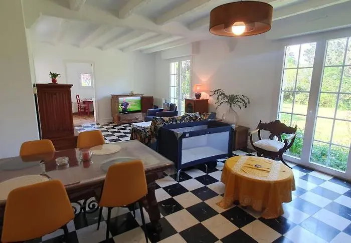 Hébergement de vacances Maison Au Calme Avec Jardin Près Du Château, Forêt Et